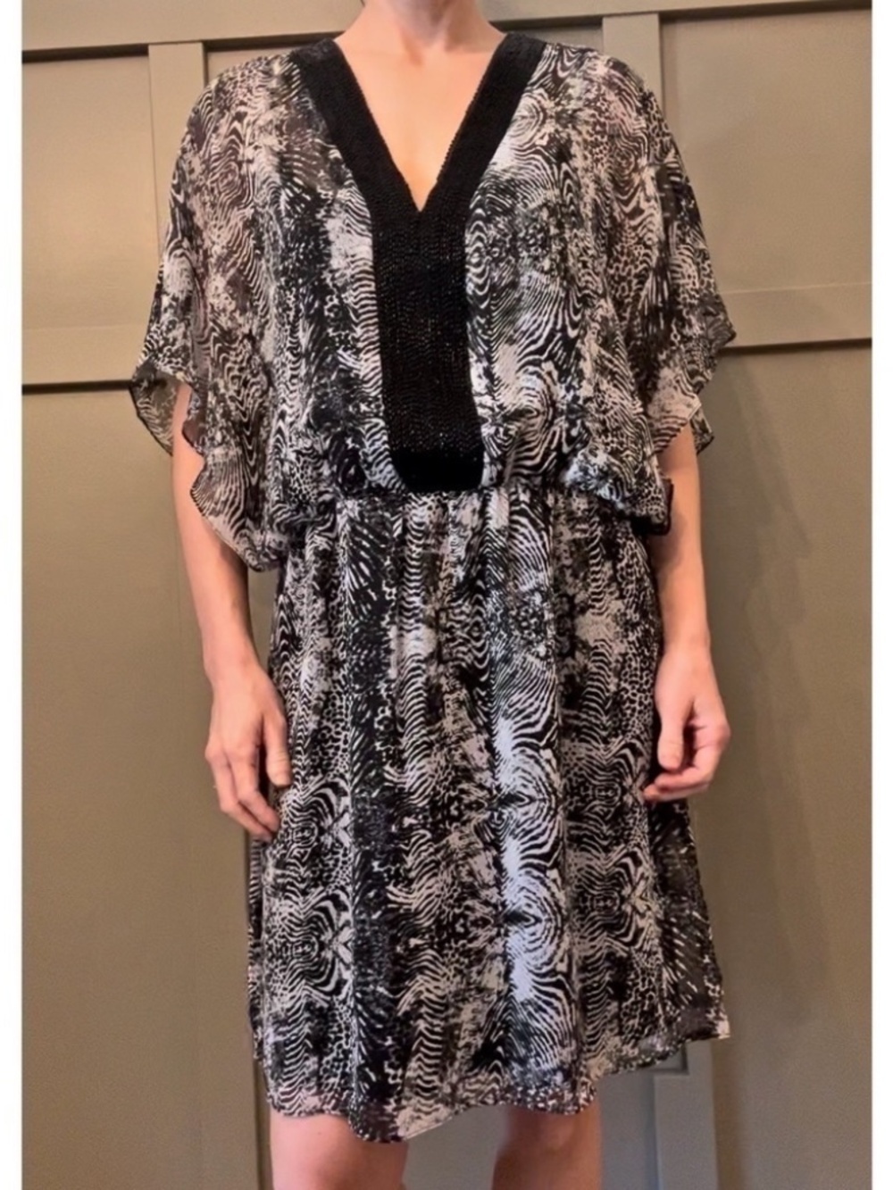 Belle Badgley Mischka Beaded V-Neck Printed Dress Black & White Size 10